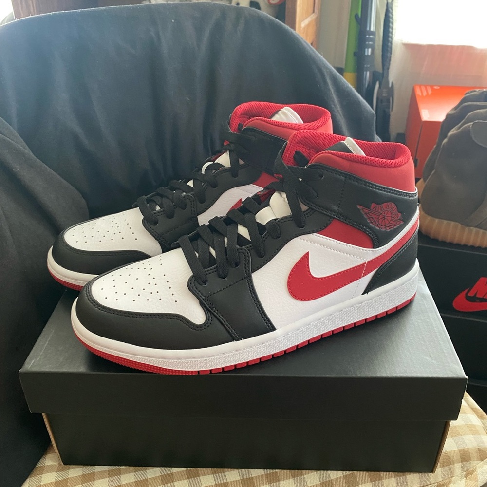 Jordan 1 mid Chicago